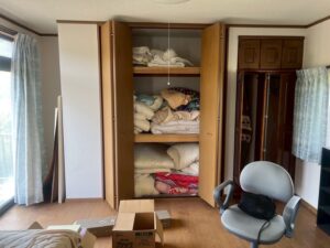 不用品回収前の一室